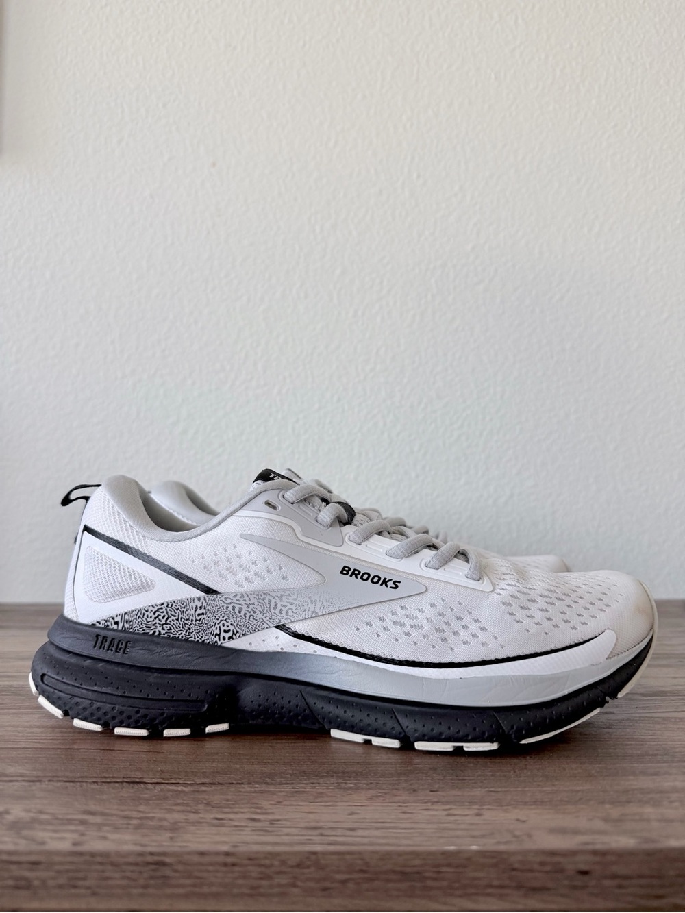Brooks Women’s Trace 3 Running Shoe White / Oyster /Black (Size: 7.5-B) - Picture 3 of 11